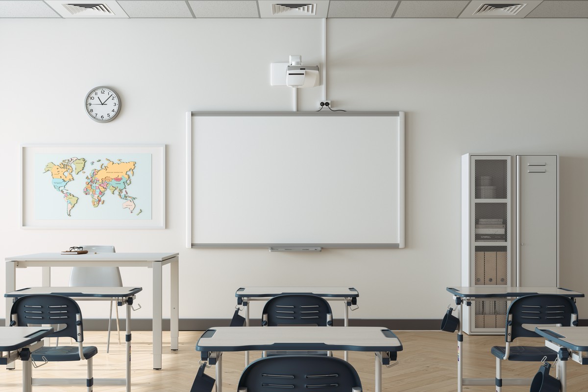 Jak przygotować salę lekcyjną do instalacji dużego ekranu edukacyjnego i zaplanować jego codzienną obsługę